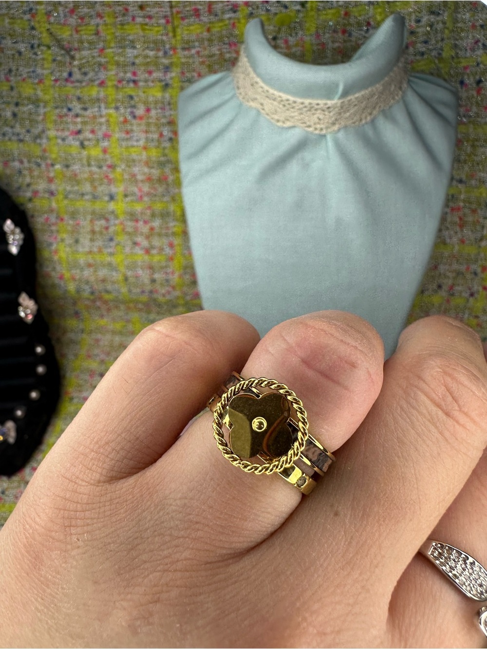 A great Gold Heart Button-Style Ring size 7